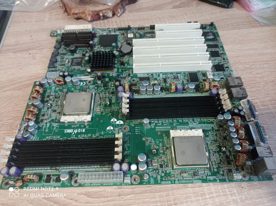 Płyta głowna serwera, plus procesory, plus  zasilacz awaryjny i kable