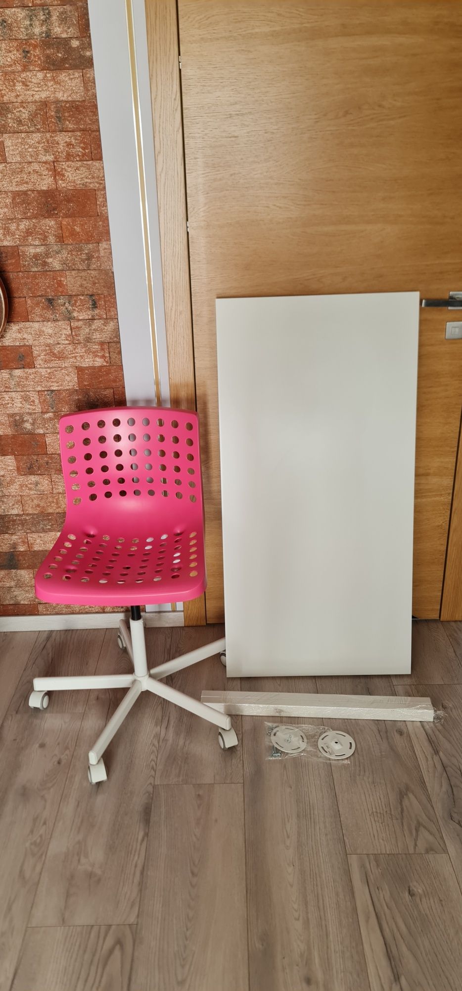 Krzesło, biurko i lampka biurkowa Ikea dla dziecka
