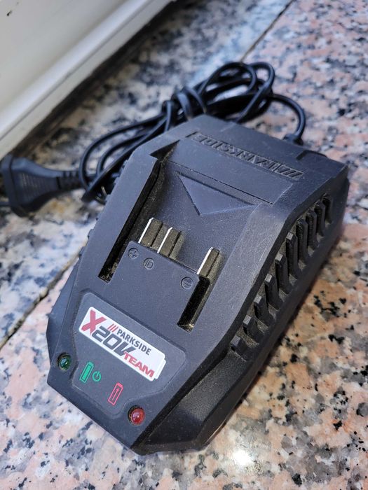 Carregador de baterias Parkside