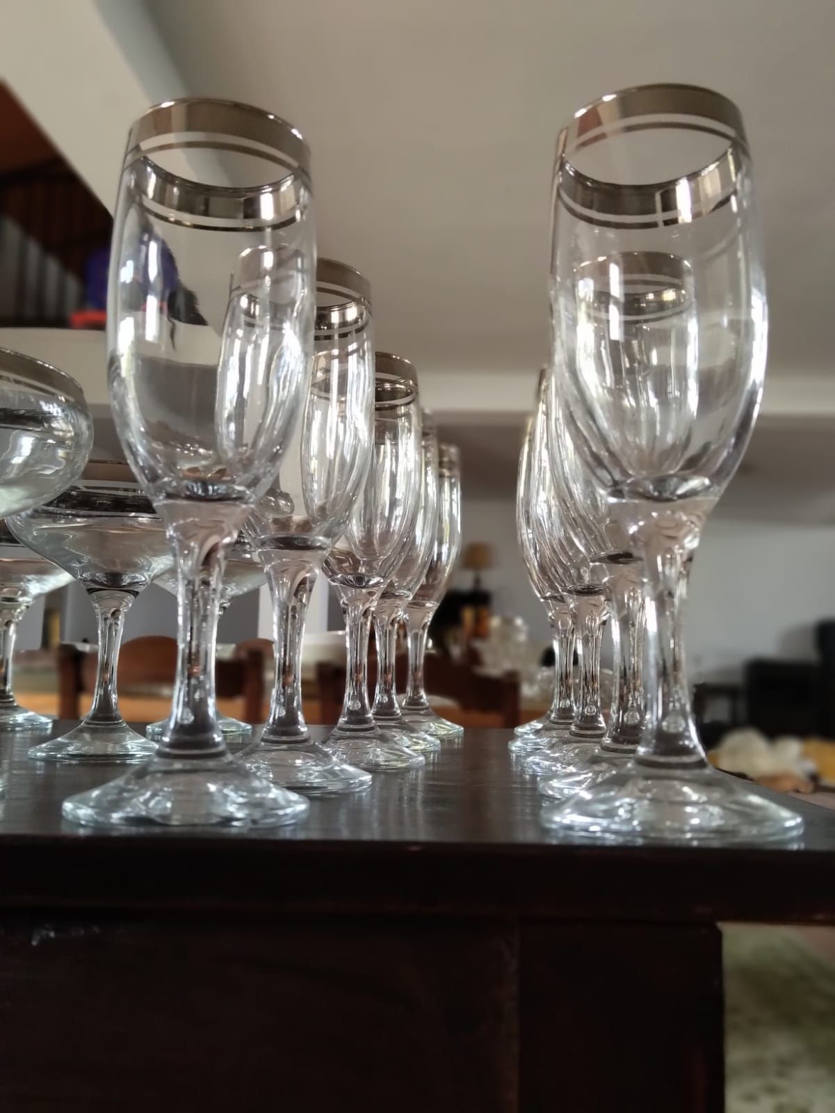Flutes de champanhe e taças de vidro antigas com rebordo prateado