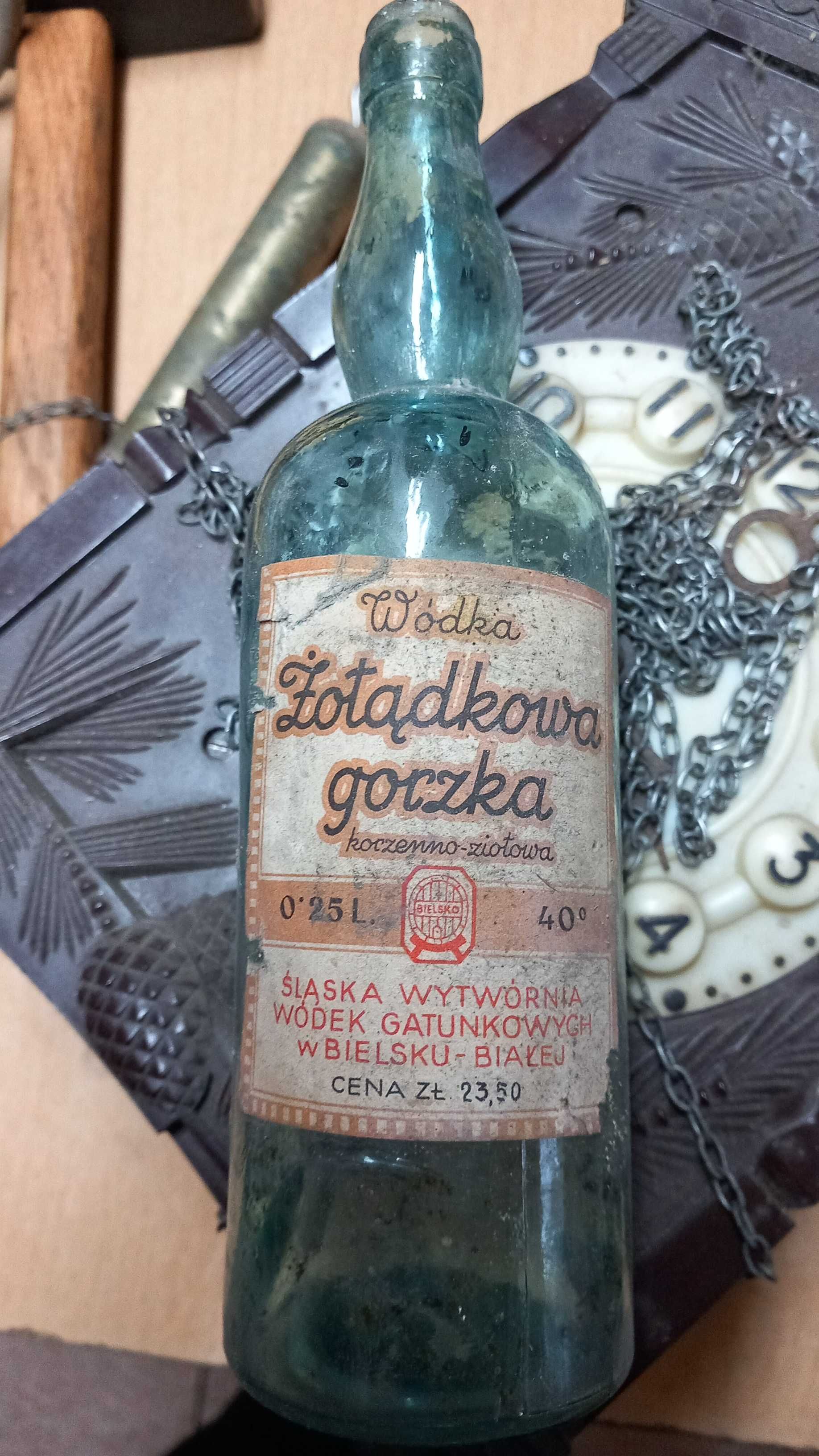 Przedwojenne butelki z oryginalnymi etykietami Bielsko Biała 8 szt
