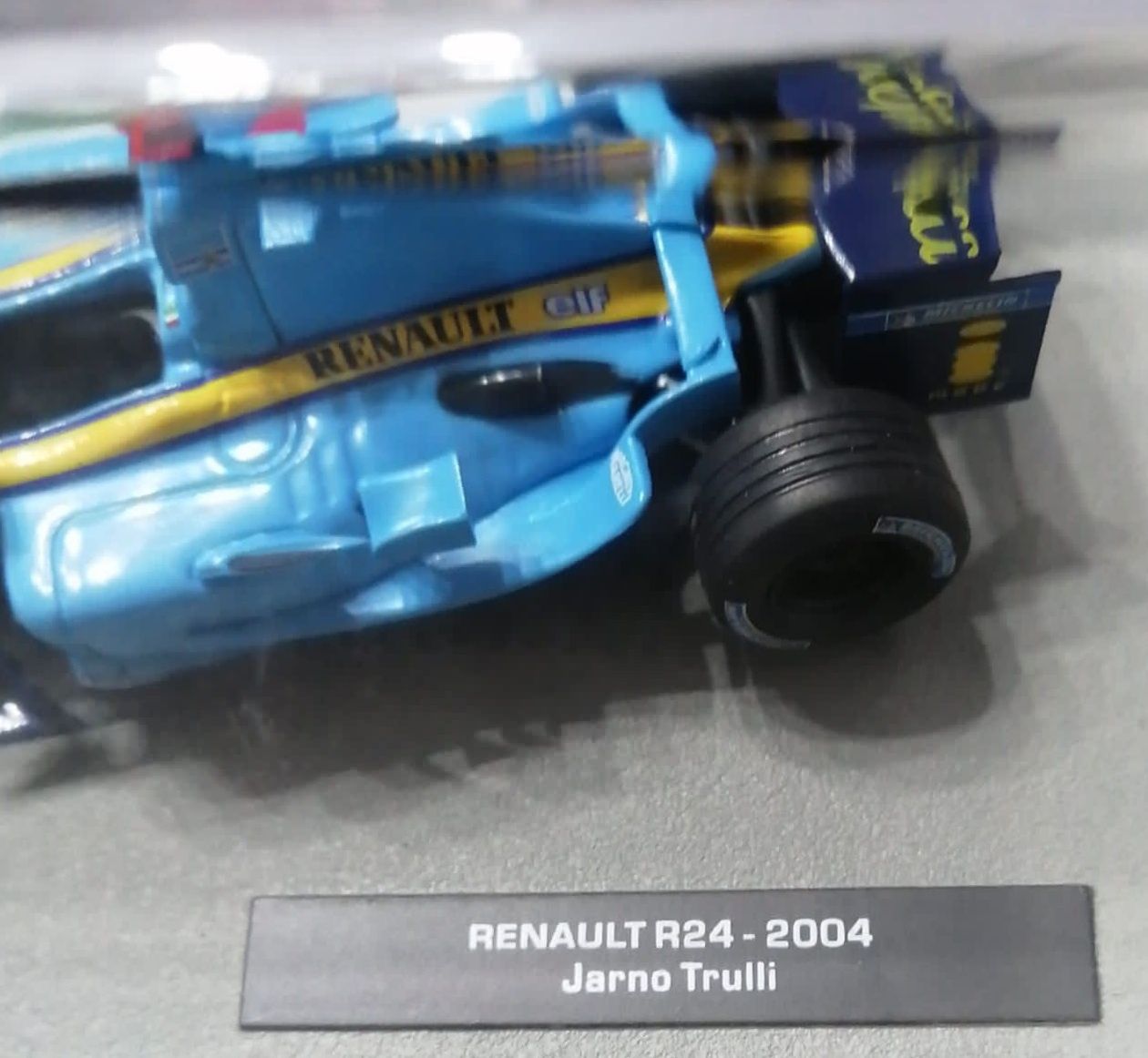 Model bolid F1 Renault Jarno Trull, 1:43