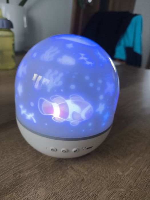 Lampka projektor, różne tła, kręci się i ma kilka melodii.