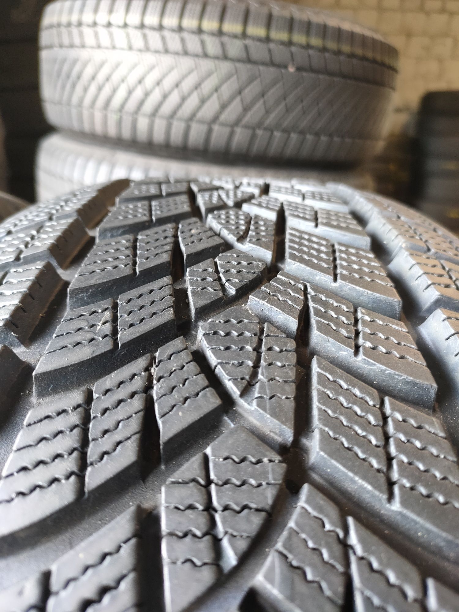 4x 235/60r18 GoodYear UltraGrip Performance+ z 2022r około 8.5mm