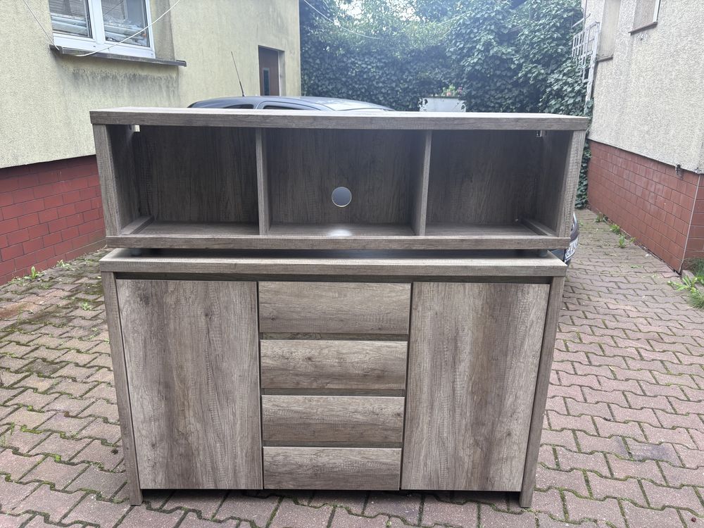 Komoda w kolorze ciemnego drewna