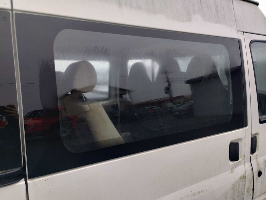 szyba drzwi prawe boczne przesuwne Ford Transit MK6 00-06r