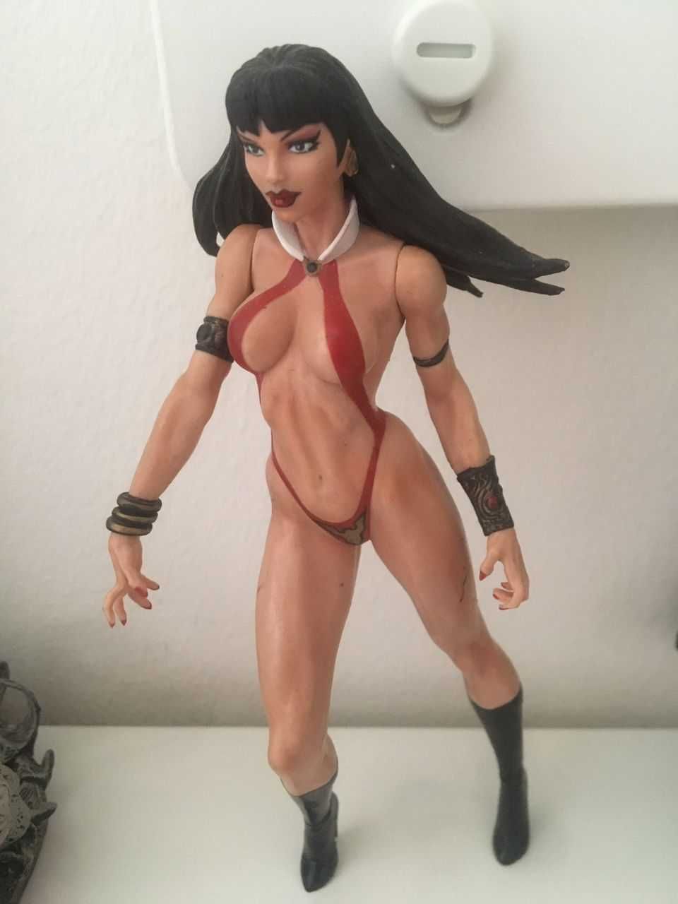 Figuras de Heroínas em Plástico