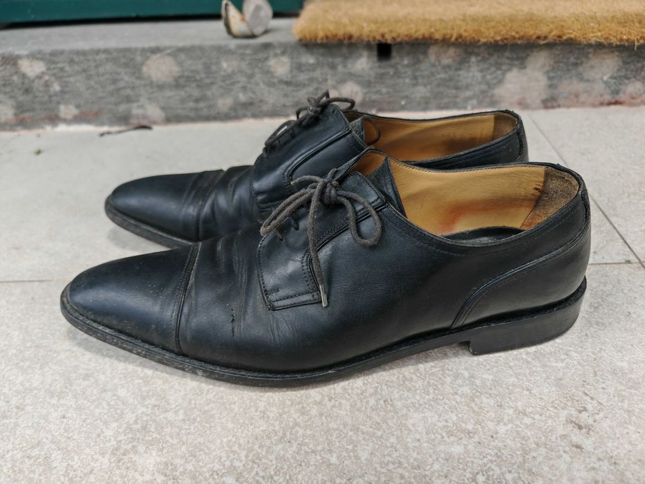 Sapatos clássicos Valentino Garavani em couro (tamanho 44)