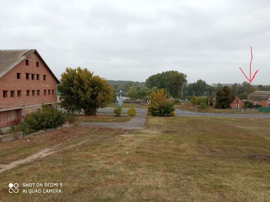 Продається земельна ділянка 10 соток  недалеко від центру села