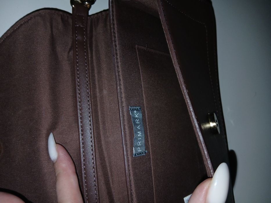 Коричнева сумка фірми Primark.