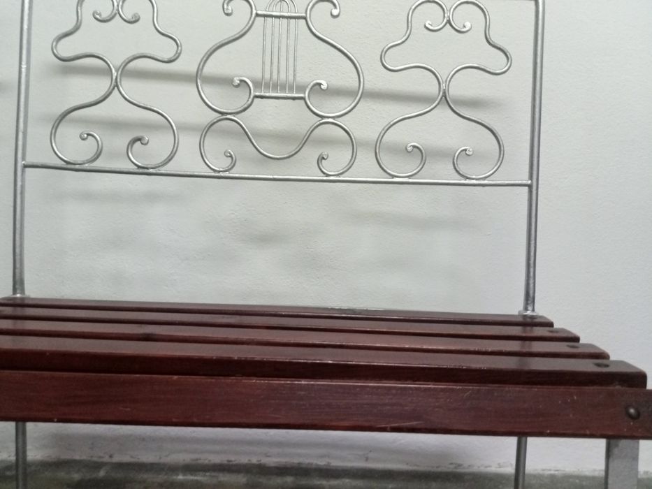 Banco em ferro/madeira. Construído de cama