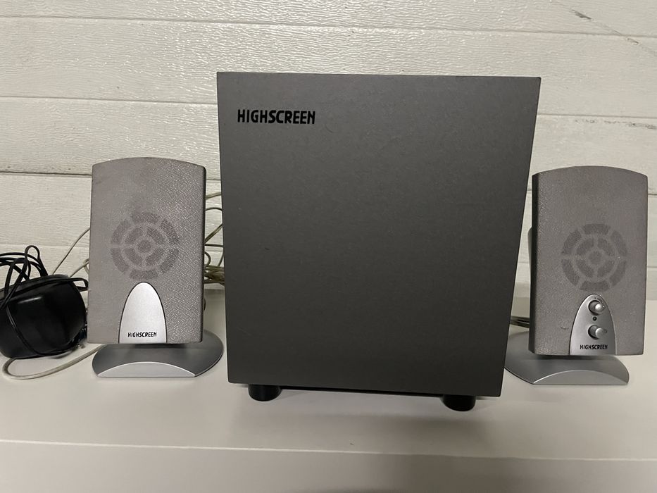 Colunas com subwoofer marca Highscreen em bom estado