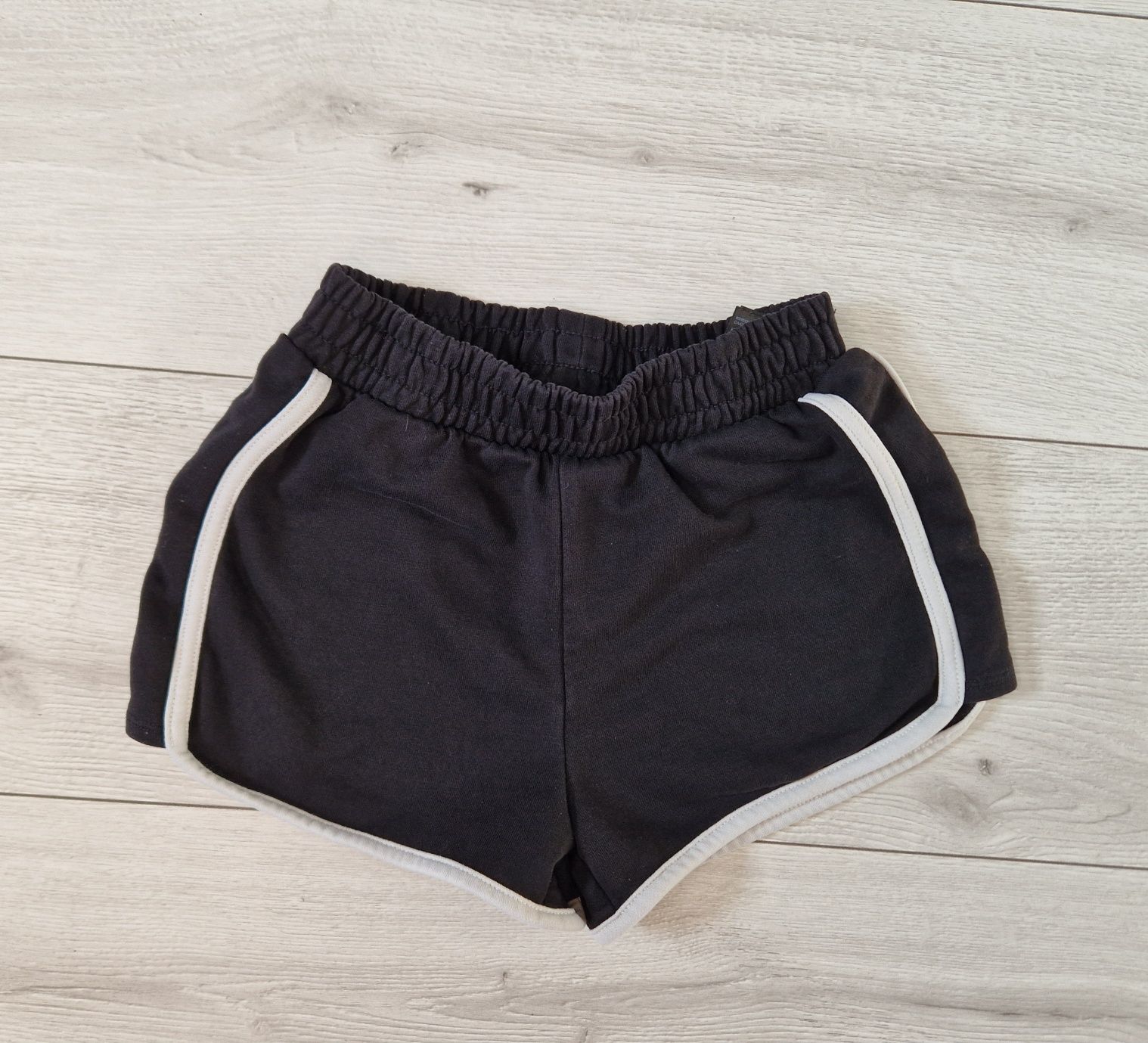 Czarne spodenki szorty H&M r 140