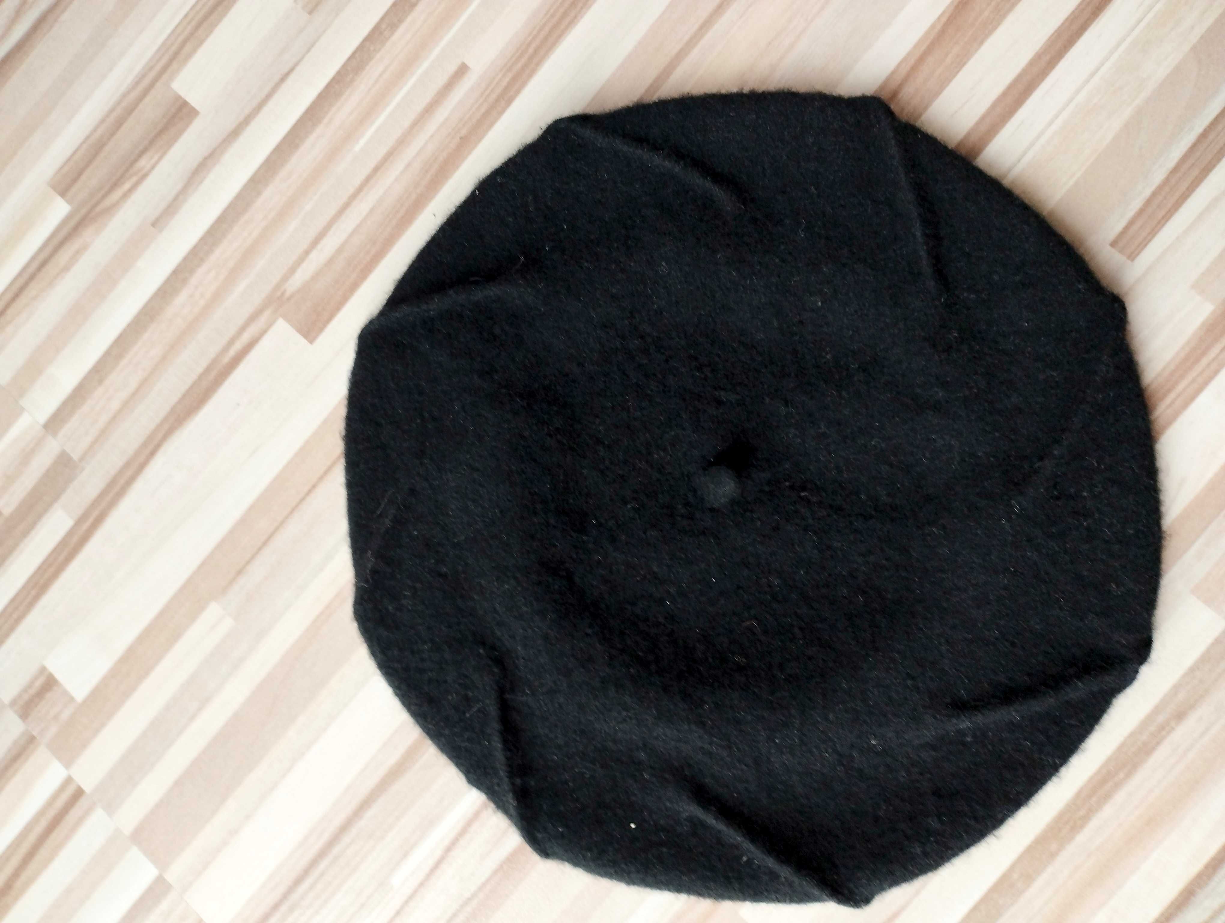 Czarny wełniany beret damski, 55 cm