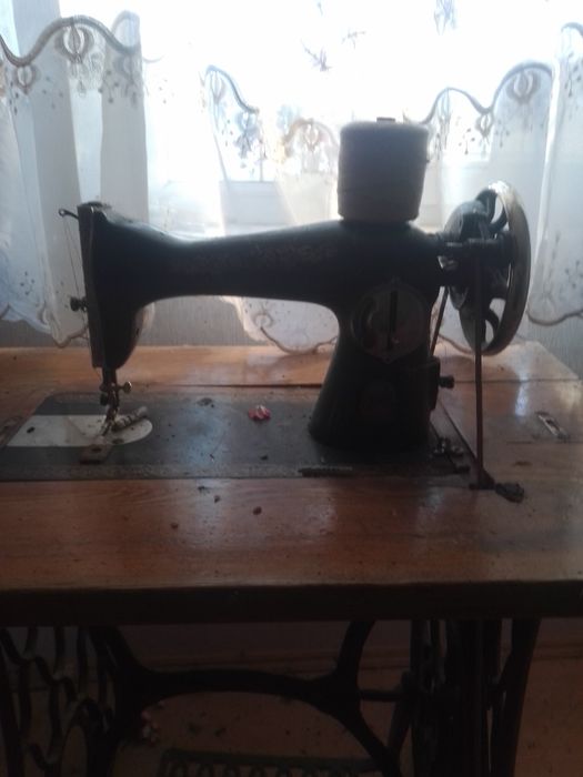 Продам швейну машинку