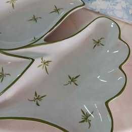 Prato aperitivos com várias divisões com o formato de uma pomba *