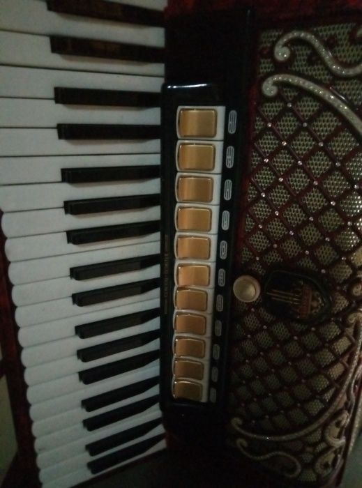 Продам аккордеон Horch