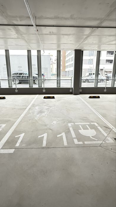 Здам паркомісце з зарядкою на Варшавський-3