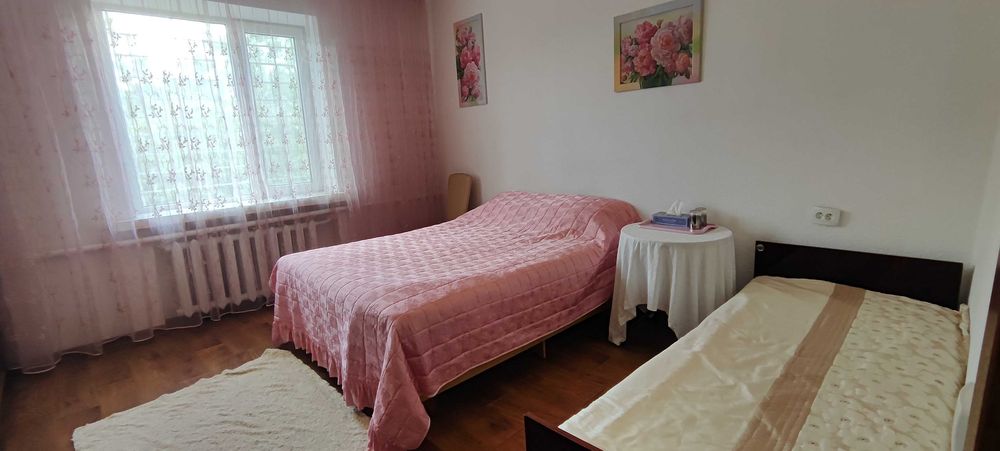 Здається будинок.4 роздільні кімнати.2 санвузли.Меблі.Побутова техніка