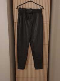 Czarne skórzane spodnie z paskiem