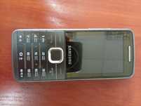 Кнопочный телефон Samsung