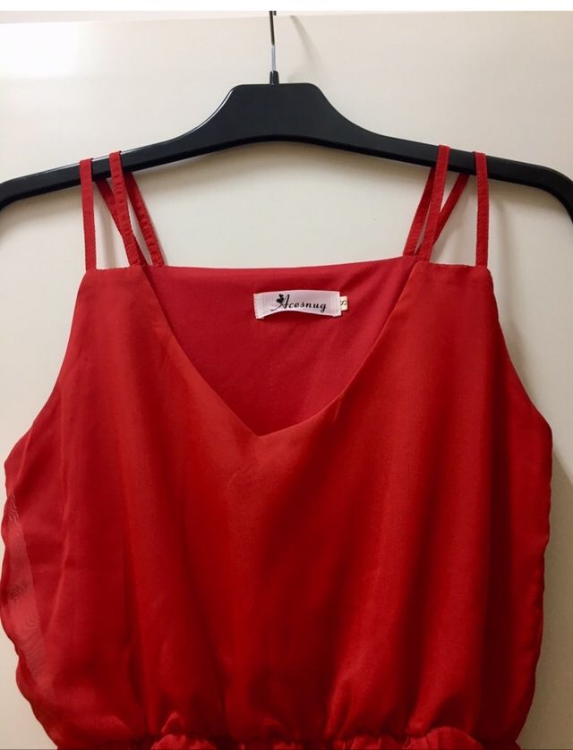 Czerwona sukienka na cienkich ramiączkach
