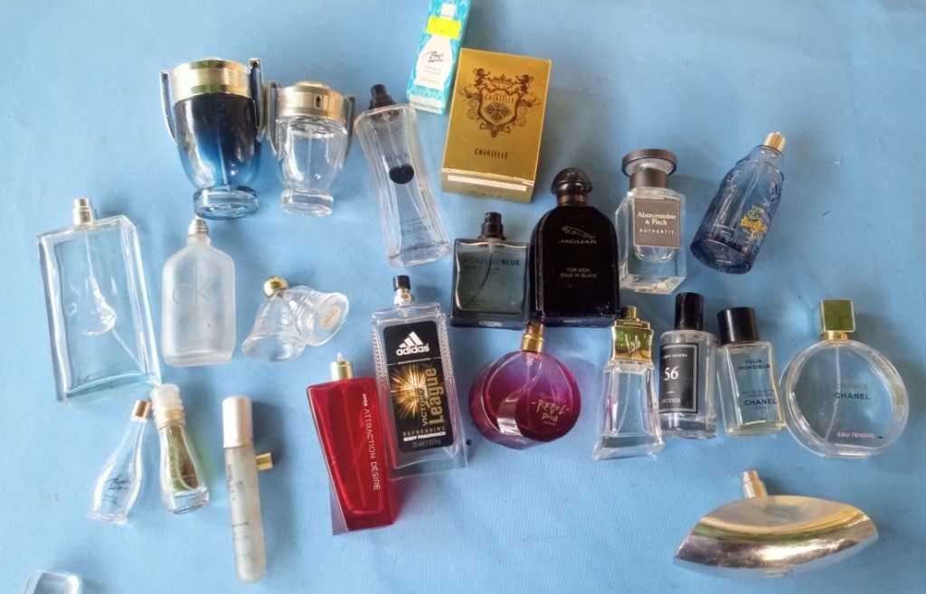 różne buteleczki po perfumach puste