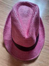 Różowy słomkowy kapelusz