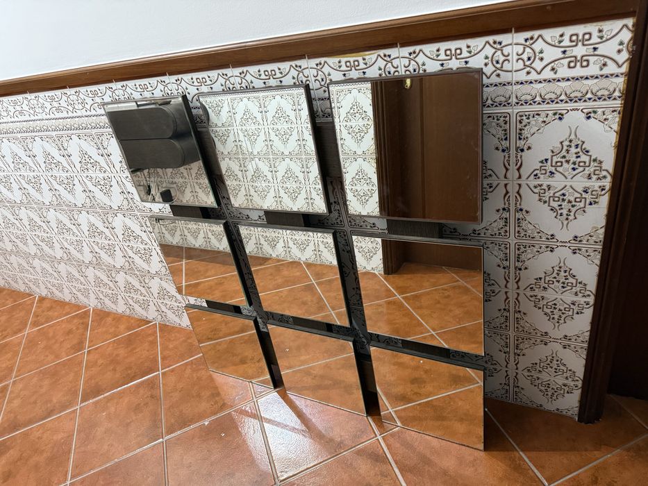 Espelho decorativo- moderno e em bom estado