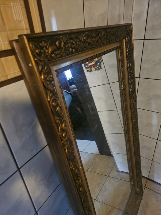 Sprzedam lustro w złotej ramie