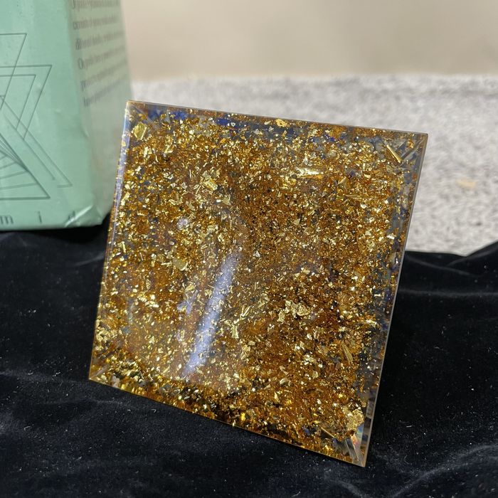 Orgonit piramida kryształowa piramida 8 cm