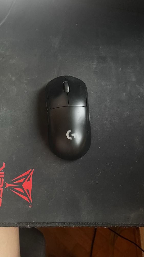Gaming set up monitor klawiatura myszka sluchawki komputer stacjonarny