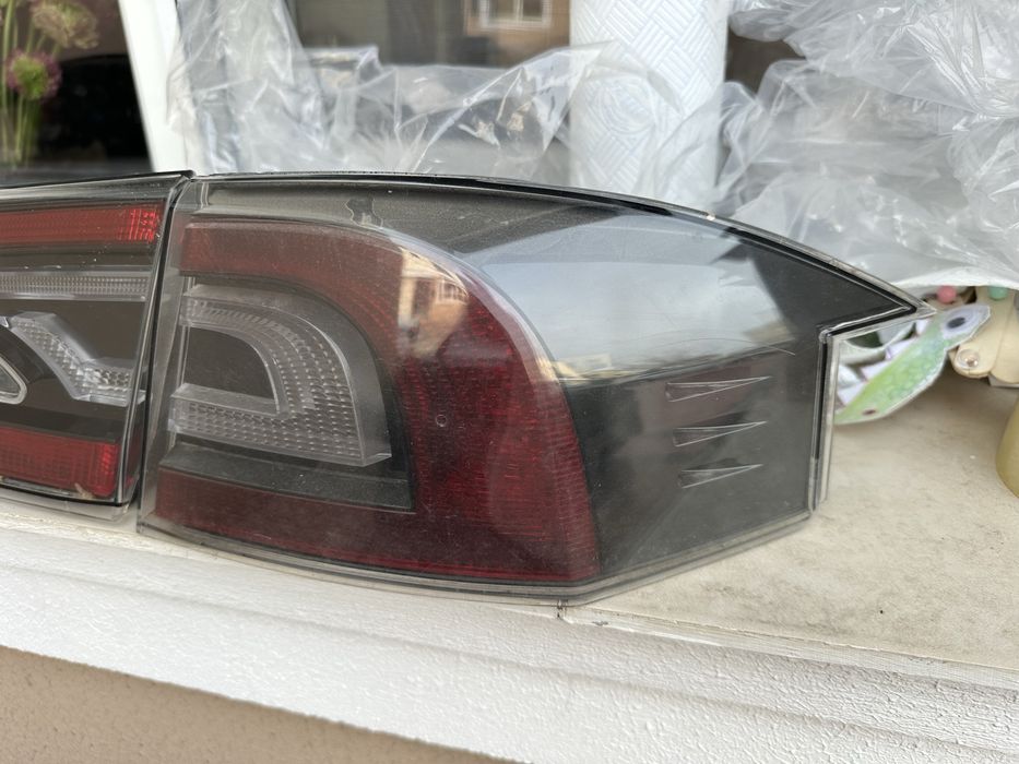 Ліхтарі Tesla S задні фонари