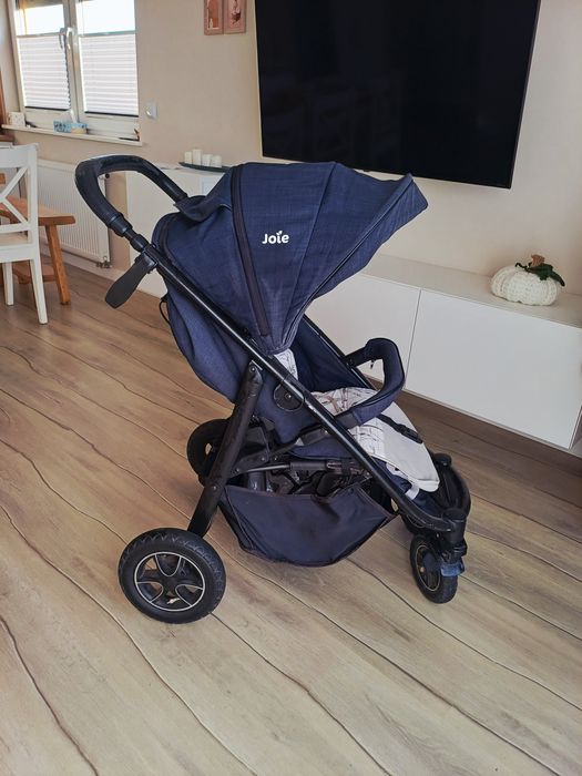 Granatowy wózek joie mytrax