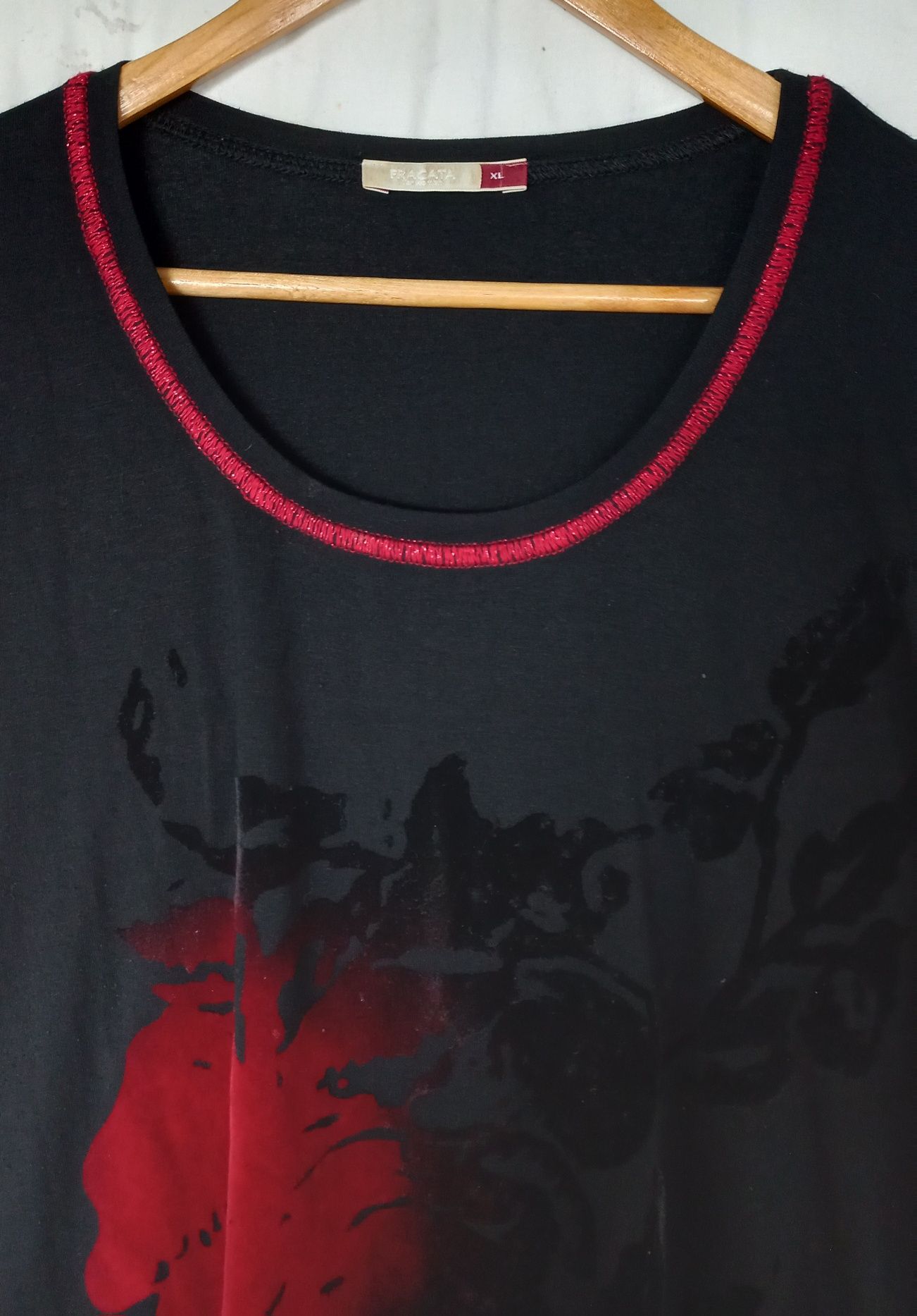 Blusa preta com estampados a veludo vermelho
