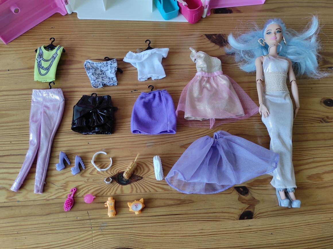 Barbie z szafą i akcesoriami