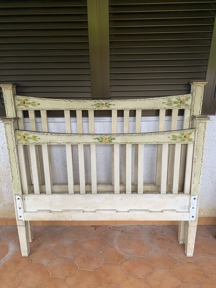Conjunto de quarto em madeira maciça pintada a mão