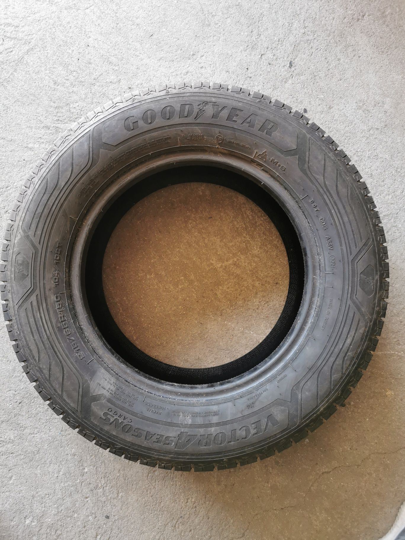 Para opon 215/65R15C 104/102T Goodyear Vector 4Seasons CARGO Z 2021r.