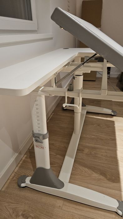 Regulowane biurko z blatem kreslarskim z fotelem