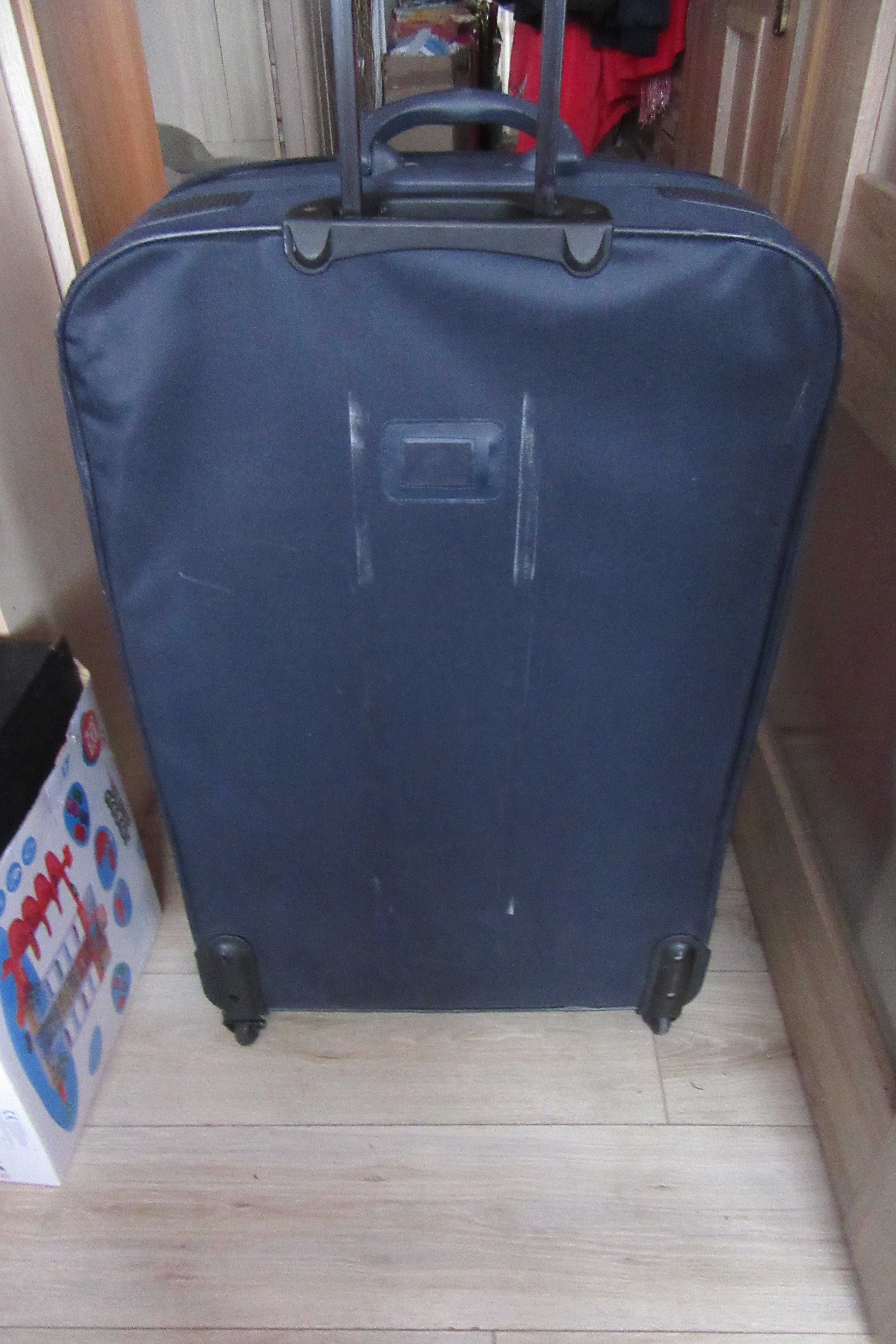duża rodzinna walizka na dwóch kółkach
