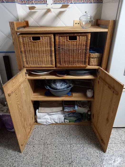 Móvel em madeira maciça para cozinha, escritório ou sala.