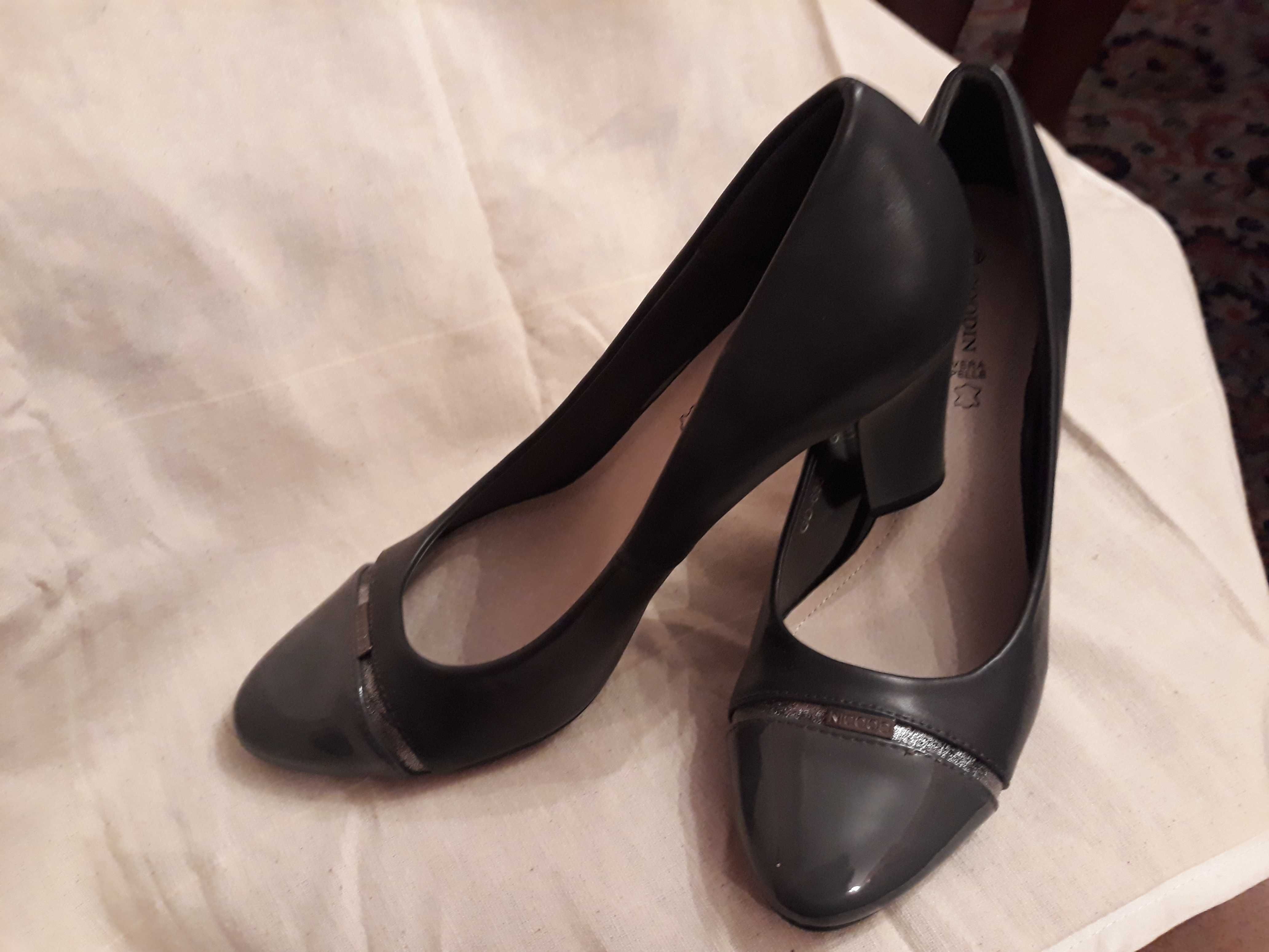 nowe buty czarne z popielatymi paskami rozmiar 38