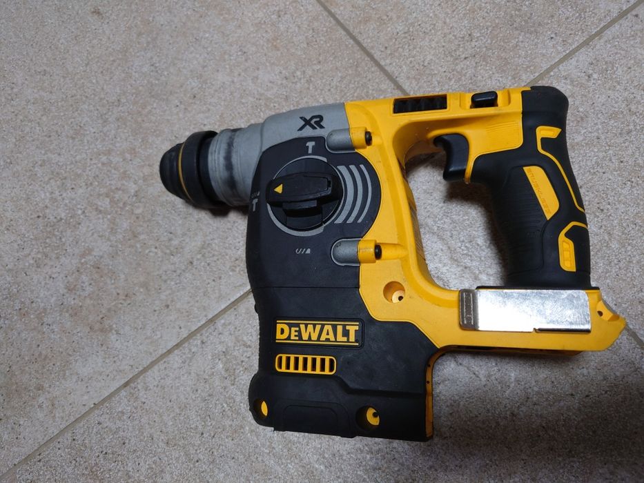 Аккумуляторний перфоратор DEWALT DCH273.
