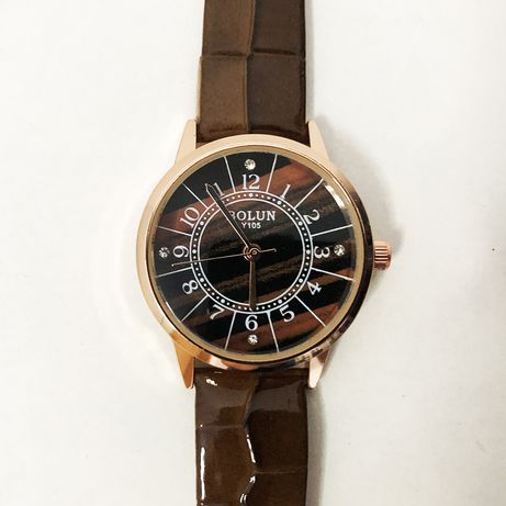 Стильные коричневые наручные часы женские.