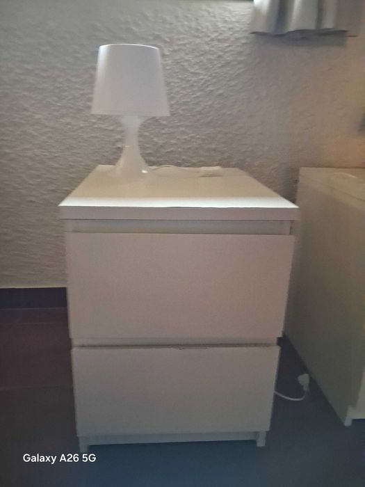 Mesinhas de cabeceira e candeeiros