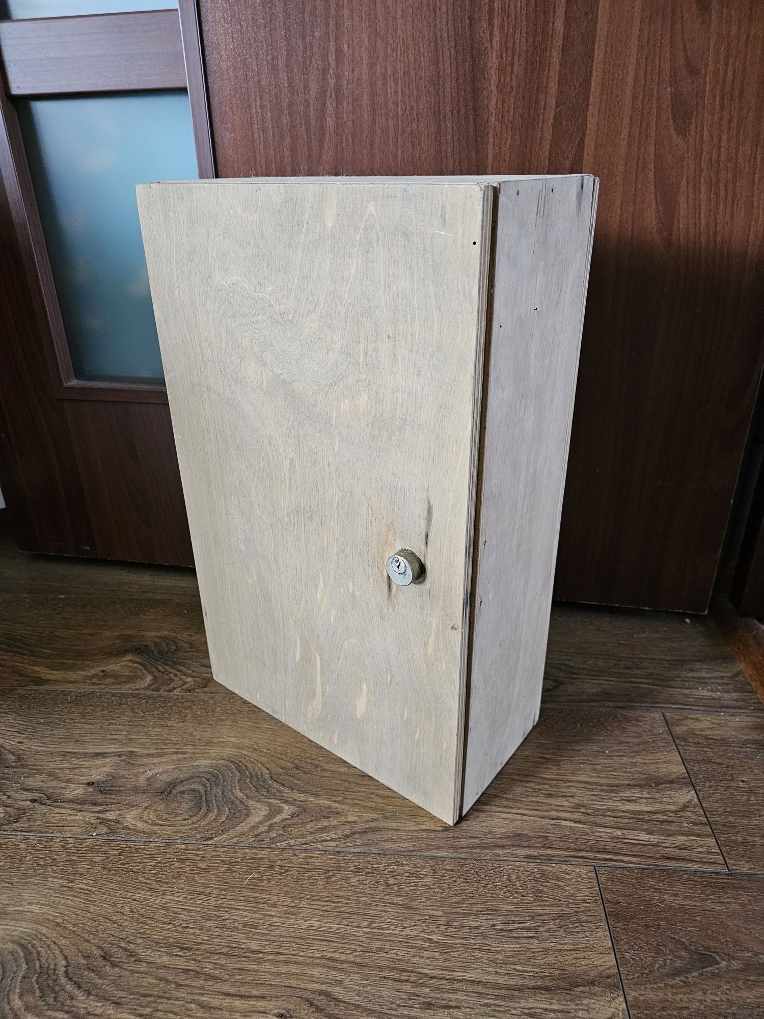 Duża szafka skrzynka drewniana na klucze