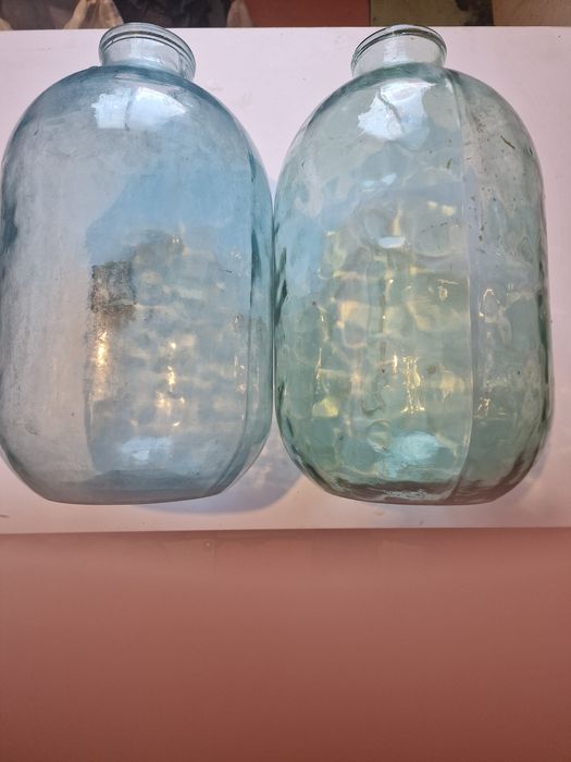 Продам 10 литровые банки в хорошем состоянии  за две