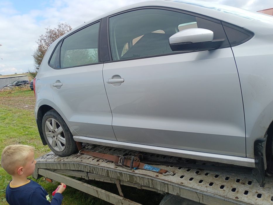 Drzwi prawe tylne VW polo 6r srebrne la7w
