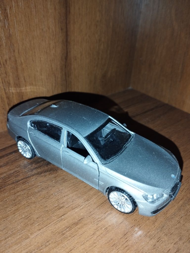 Модель автомобиля bmw 760li 1:46