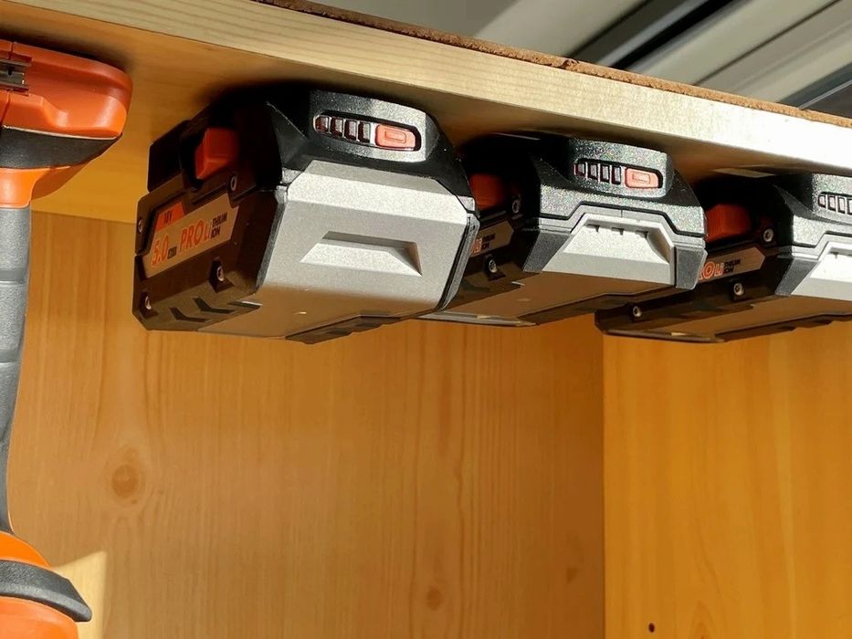 Uchwyt wieszak na akumulator baterię AEG Ridgid 18v na ścianę